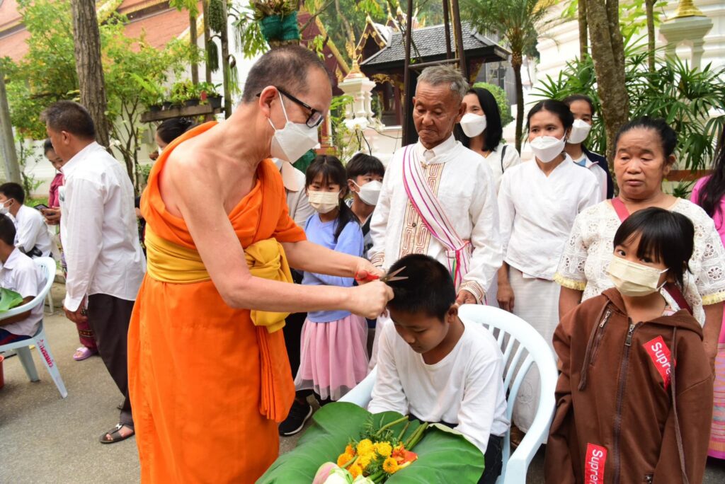 เทศบาลนครเชียงรายร่วมกับวัดพระแก้วเชียงรายบรรพชาสามเณรบวชภาคฤดูร้อน